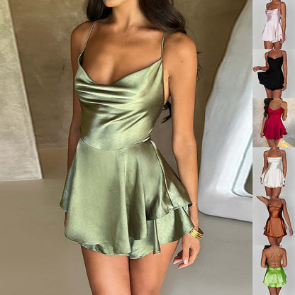 Mini-jupe élégante en satin dos nu