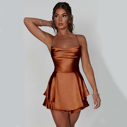 Mini-jupe élégante en satin dos nu